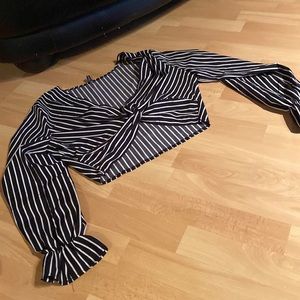 4/$10✨ cropped blouse